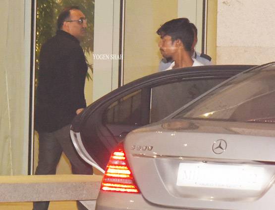 PHOTOS: मम्मी और रानी संग डिनर पर पहुंचे आदित्य चोपड़ा