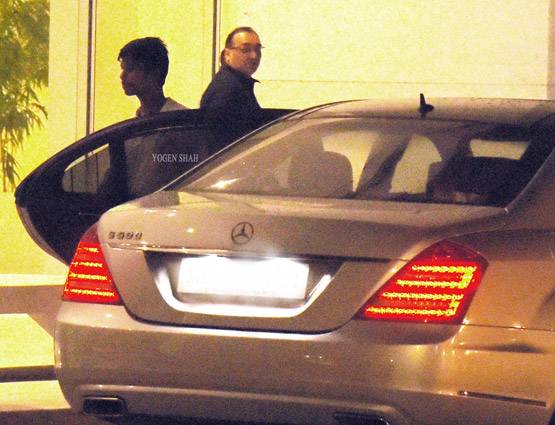 PHOTOS: मम्मी और रानी संग डिनर पर पहुंचे आदित्य चोपड़ा