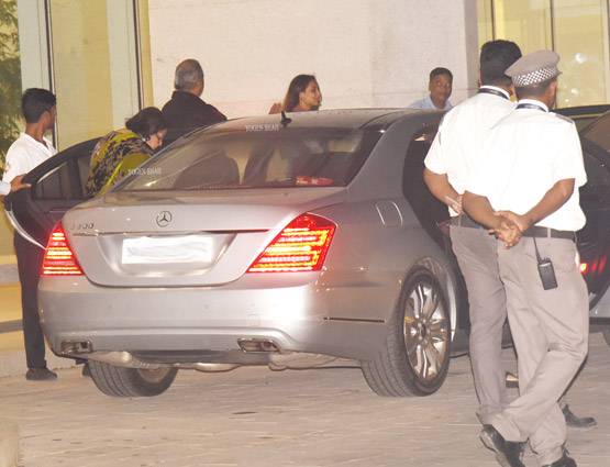 PHOTOS: मम्मी और रानी संग डिनर पर पहुंचे आदित्य चोपड़ा