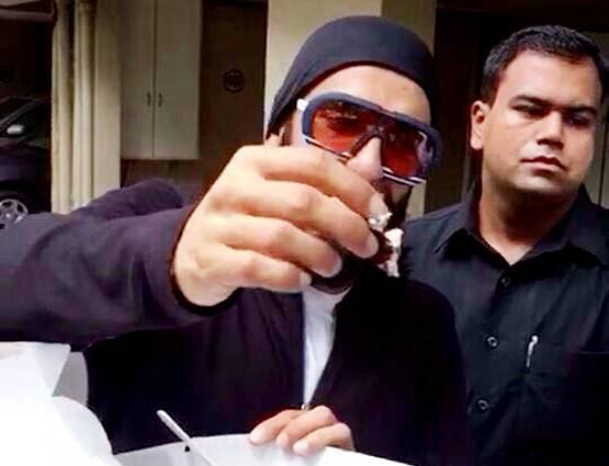 रणवीर सिंह को मिला जबरा फैन, लेकर आया था बर्थडे केक