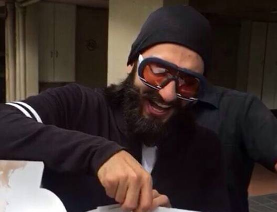 रणवीर सिंह को मिला जबरा फैन, लेकर आया था बर्थडे केक