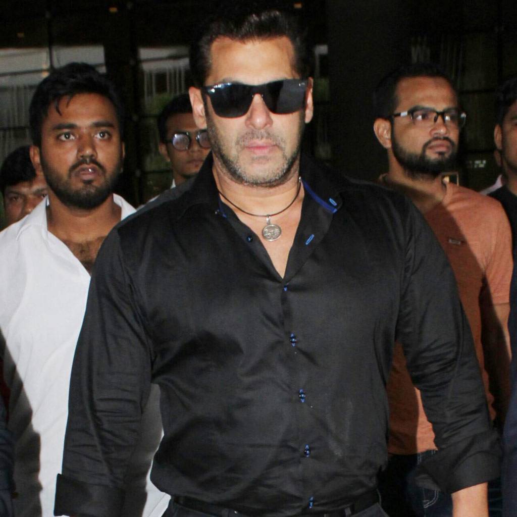एयरपोर्ट पर दबंग अंदाज में दिखे सलमान, देखें PHOTOS