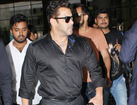 एयरपोर्ट पर दबंग अंदाज में दिखे सलमान, देखें PHOTOS