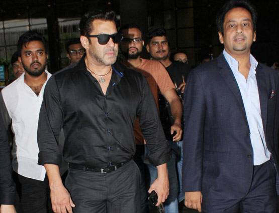 एयरपोर्ट पर दबंग अंदाज में दिखे सलमान, देखें PHOTOS