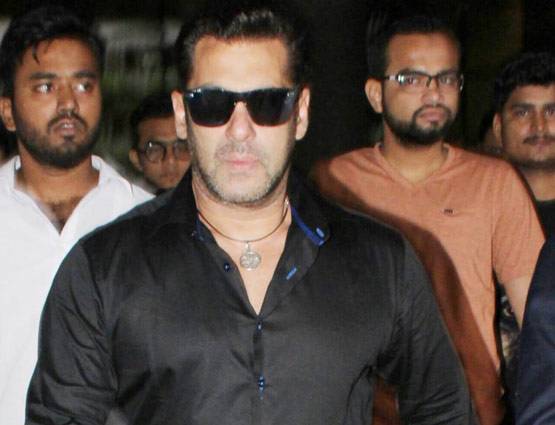 एयरपोर्ट पर दबंग अंदाज में दिखे सलमान, देखें PHOTOS