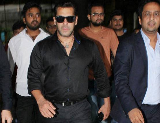 एयरपोर्ट पर दबंग अंदाज में दिखे सलमान, देखें PHOTOS