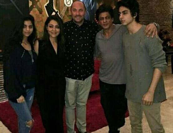 आमिर और शाहरुख फैमिली संग मना रहे हैं हॉलिडे