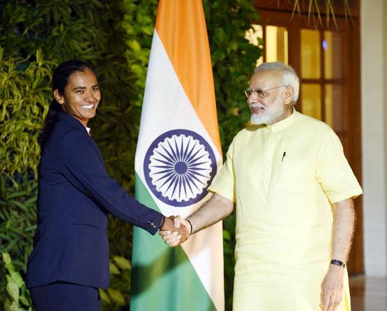 महिला ब्रिगेड से मिले मोदी, हर एक साथ अलग से खिंचवाई PHOTO