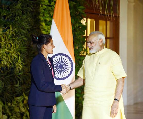 महिला ब्रिगेड से मिले मोदी, हर एक साथ अलग से खिंचवाई PHOTO