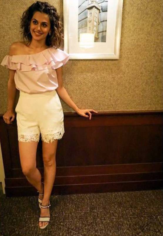 फिल्मों में Sexy दिखाए जाने पर किया था कमेंट, Beach पर यूं दिखीं तापसी