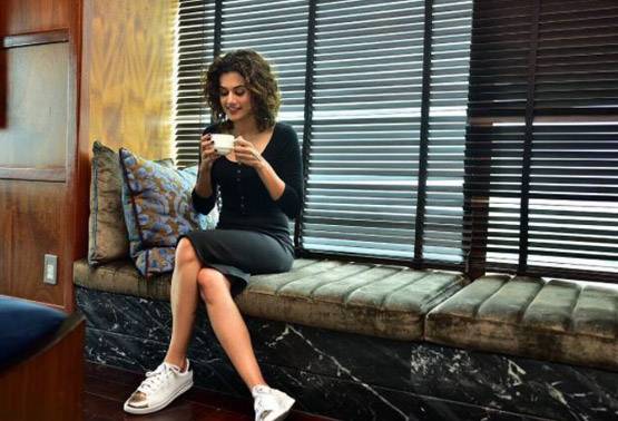 फिल्मों में Sexy दिखाए जाने पर किया था कमेंट, Beach पर यूं दिखीं तापसी