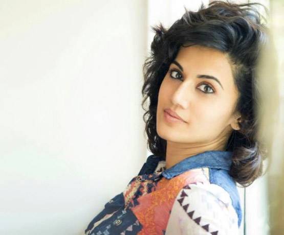 फिल्मों में Sexy दिखाए जाने पर किया था कमेंट, Beach पर यूं दिखीं तापसी