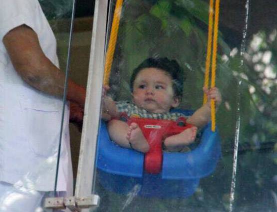 PHOTOS: घर की बालकनी में तैमूर ले रहा है झूले का मजा