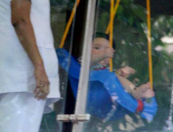 PHOTOS: घर की बालकनी में तैमूर ले रहा है झूले का मजा