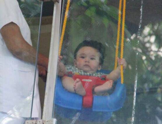 PHOTOS: घर की बालकनी में तैमूर ले रहा है झूले का मजा