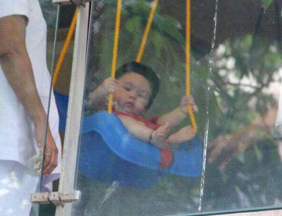 PHOTOS: घर की बालकनी में तैमूर ले रहा है झूले का मजा