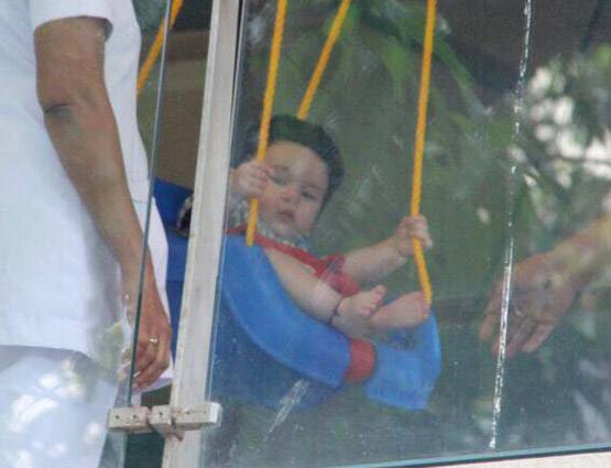 PHOTOS: घर की बालकनी में तैमूर ले रहा है झूले का मजा