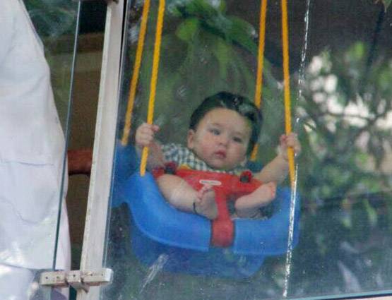 PHOTOS: घर की बालकनी में तैमूर ले रहा है झूले का मजा