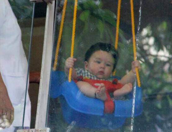 PHOTOS: घर की बालकनी में तैमूर ले रहा है झूले का मजा