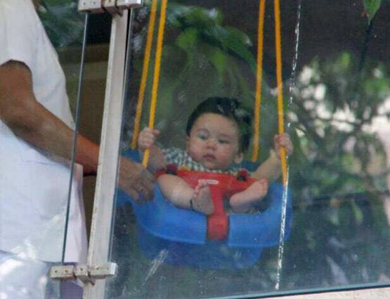 PHOTOS: घर की बालकनी में तैमूर ले रहा है झूले का मजा