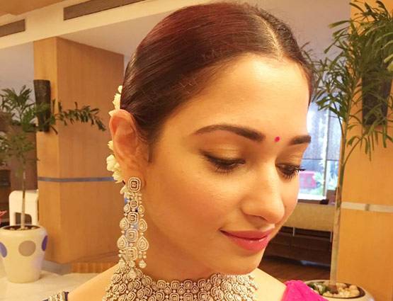 भाई की शादी में खूब नाची बाहुबली की ये एक्ट्रेस, दिखा देसी अंदाज