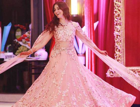 भाई की शादी में खूब नाची बाहुबली की ये एक्ट्रेस, दिखा देसी अंदाज