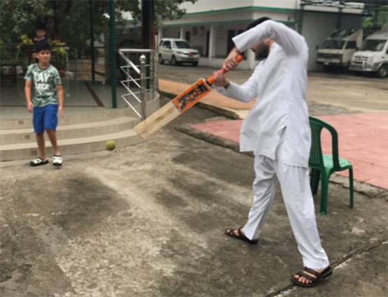 कुर्सी को दांव पर लगा बेफिक्र क्रिकेट खेलते दिखे तेजस्वी