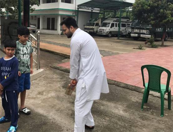 कुर्सी को दांव पर लगा बेफिक्र क्रिकेट खेलते दिखे तेजस्वी