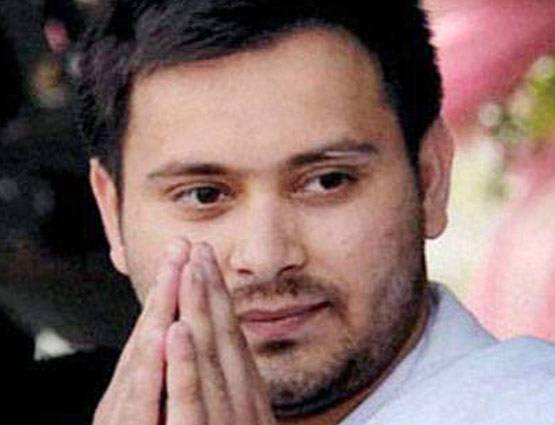 कुर्सी को दांव पर लगा बेफिक्र क्रिकेट खेलते दिखे तेजस्वी