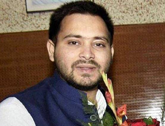 कुर्सी को दांव पर लगा बेफिक्र क्रिकेट खेलते दिखे तेजस्वी