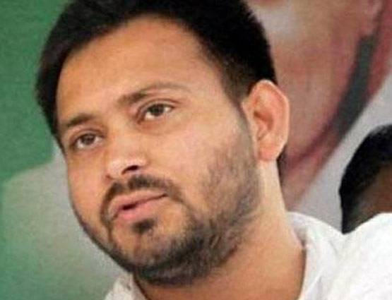 कुर्सी को दांव पर लगा बेफिक्र क्रिकेट खेलते दिखे तेजस्वी