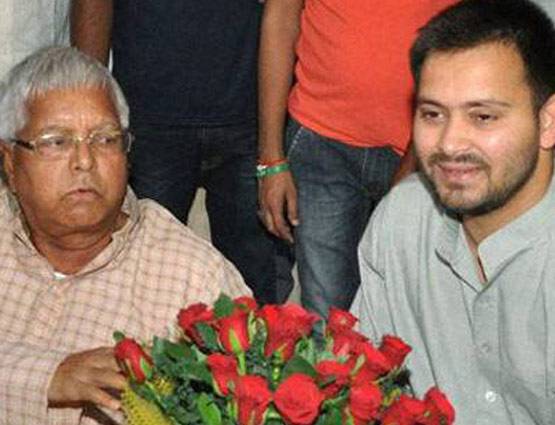 कुर्सी को दांव पर लगा बेफिक्र क्रिकेट खेलते दिखे तेजस्वी