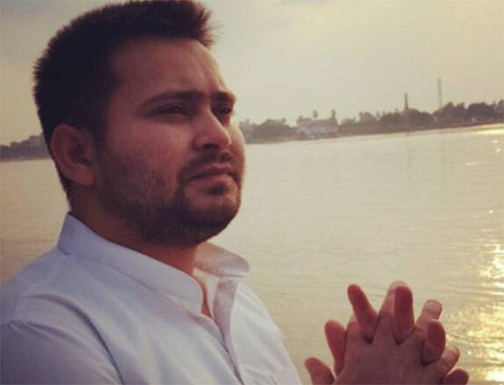 कुर्सी को दांव पर लगा बेफिक्र क्रिकेट खेलते दिखे तेजस्वी