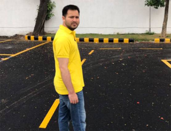 कुर्सी को दांव पर लगा बेफिक्र क्रिकेट खेलते दिखे तेजस्वी