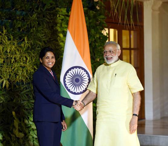 महिला ब्रिगेड से मिले मोदी, हर एक साथ अलग से खिंचवाई PHOTO