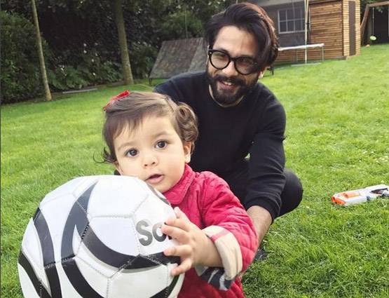 जब बेबी गर्ल मीशा ने काटा अपना 1st बर्थडे केक, PHOTOS वायरल