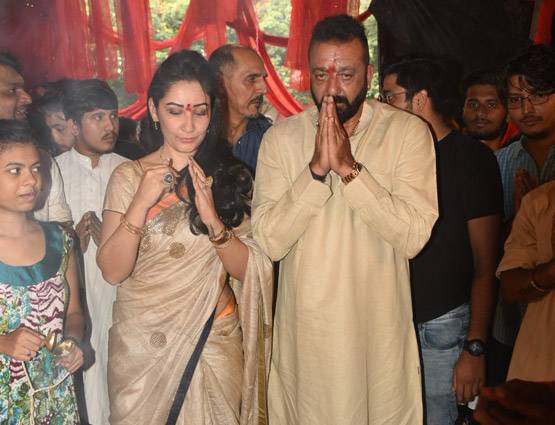 PHOTOS: गणपति बप्पा के पंडाल में पत्नी के साथ आरती करते नजर आए संजय