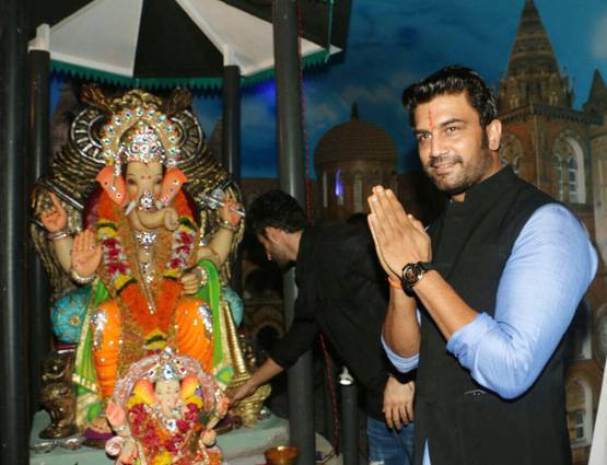 फिल्म के लिए बप्पा की शरण में आए संजय दत्त, हरे रंग की साड़ी में छाईं मान्यता