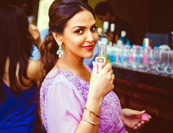 PHOTOS: ईशा देओल के लिए बहन आहना ने रखी सरप्राइज पार्टी