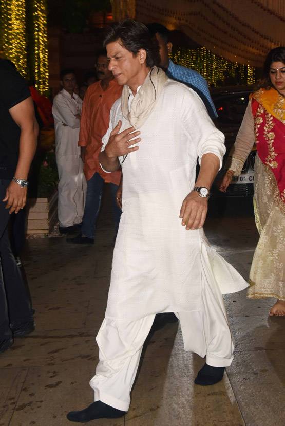 जब अंबानी की पार्टी से बिना जूते पहने निकले शाहरुख, PHOTOS