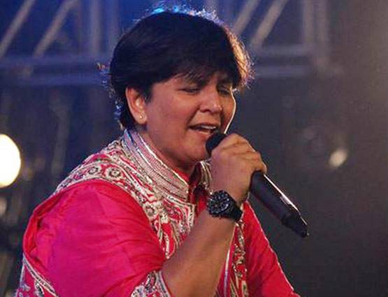 नवरात्र में एक गरबा नाइट के लिए 20 लाख लेती हैं ये सिंगर, पापा को पसंद नहीं था ये काम