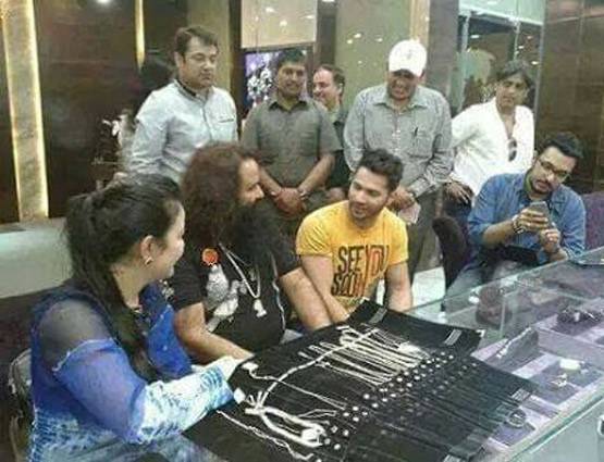 सनी लियोनी से लेकर ऋतिक रोशन तक ये बॉलीवुड सेलेब्स भी करते रहे हैं बाबा राम रहीम के दर्शन