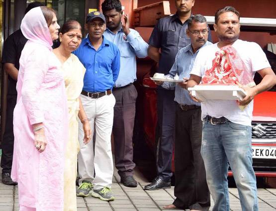 बहन अर्पिता के घर बप्पा के दर्शन करने पहुंचे सलमान, मलाइका से लेकर यूलिया तक ये CELEBS भी आए नजर