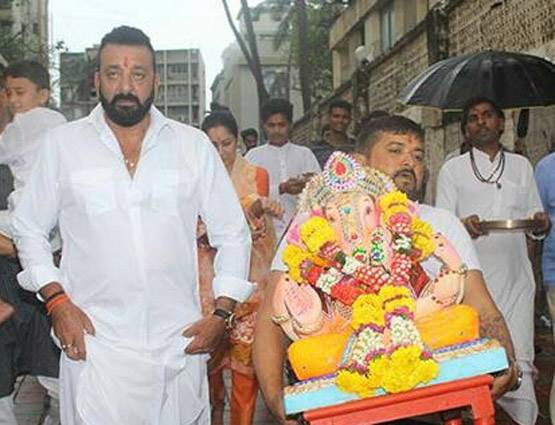 PHOTOS संजू बाबा ने दी गणपति बप्पा को इमोशनल विदाई