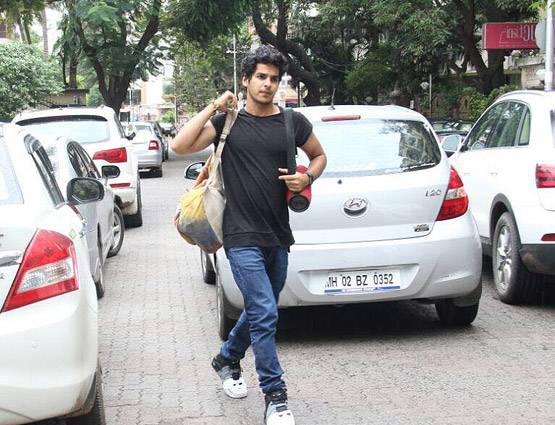 ईशान खट्टर के साथ रेस्टोरेंट गईं जाह्नवी कपूर, कैमरे से बचने के लिए दोनों निकले अलग-अलग