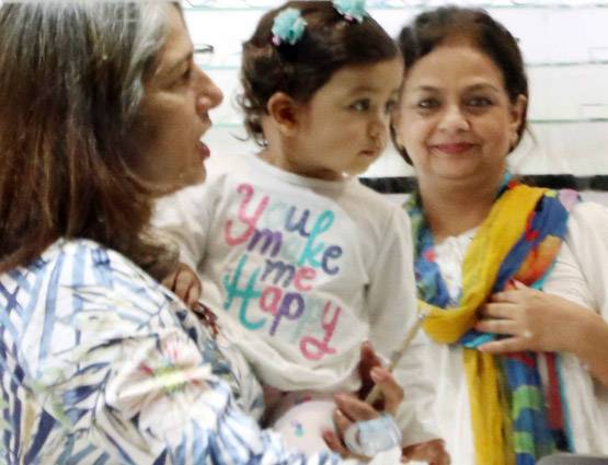 नानी संग शाहिद की बेटी मीशा की आउटिंग, PHOTOS