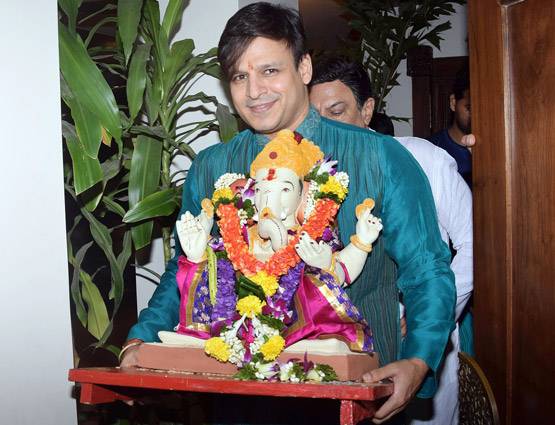 भारी बारिश के बावजूद गणपति विसर्जन के लिए निकले विवेक ओबेराय, देखें PHOTOS