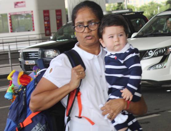 वीरे दी वेडिंग के लिए दिल्ली रवाना हुईं करीना, कैमरा देख ऐसे रोने लगा तैमूर