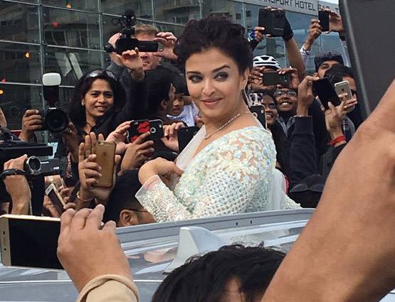 मेलबर्न में ऐश्वर्या राय ने बेटी आराध्या संग फहराया तिरंगा, PHOTOS