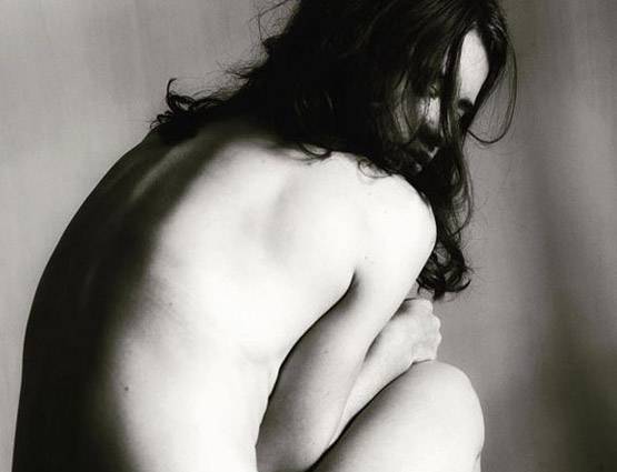 इन एक्ट्रेसेज ने अपनी TOPLESS फोटोज से मचाई सोशल मीडिया पर सनसनी